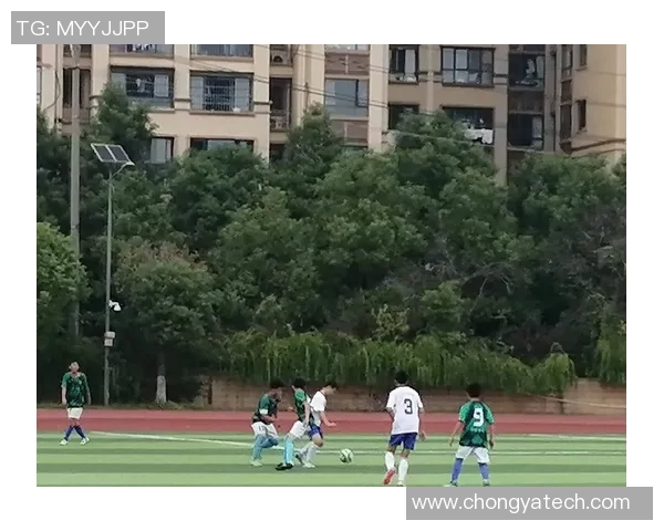 足球社全力以赴助力青少年成长打造健康快乐的足球文化环境